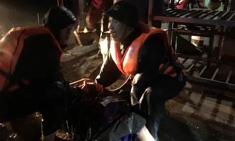 15 giờ xuyên đêm vượt sóng to cứu 5 thuyền viên trôi dạt trên biển